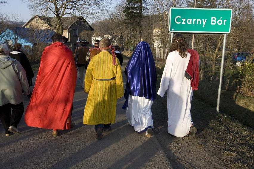 Co ciekawe, dawniej tego dnia zamieszkujący wsie wierni cały...