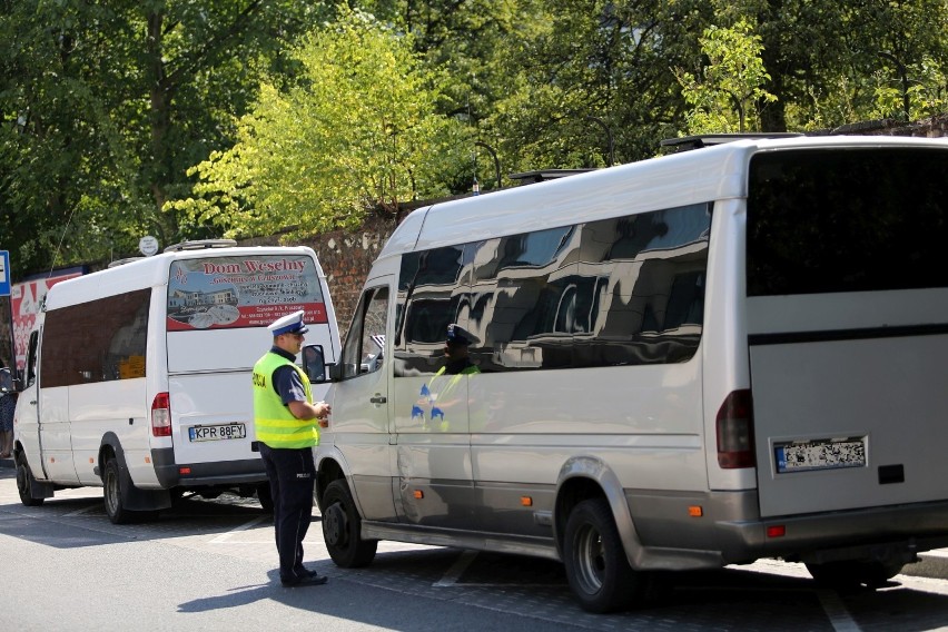 Najbezpieczniejszymi miejscami w busach są te, które...