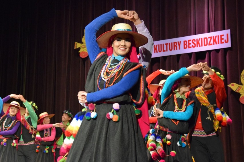 Gorące rytmy, atmosfera i tancerze z Chile na estradzie TKB 