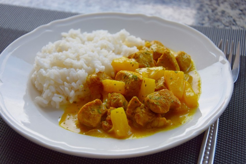 Curry z kurczaka z ananasem (PRZEPIS)  Pomysł na szybki, prosty i smaczny obiad