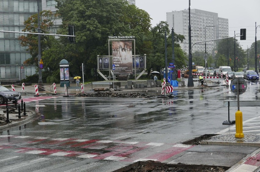 Kolejne zwężenie ulicy w centrum Warszawy. Kluczowe skrzyżowanie śródmieścia zamknięte na 9 dni. Dopuszczony tylko ruch tramwajów