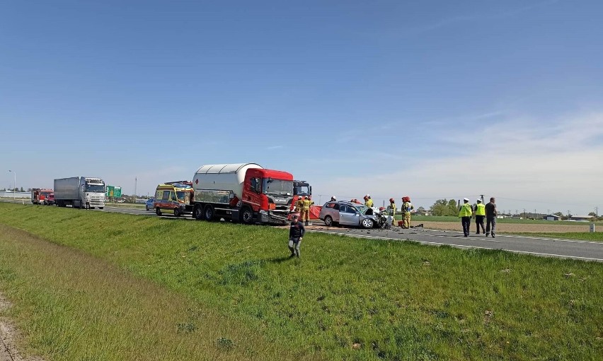 Wypadek na trasie Kalisz- Ostrów. Kierowcy auta osobowego nie udało się uratować. ZDJĘCIA