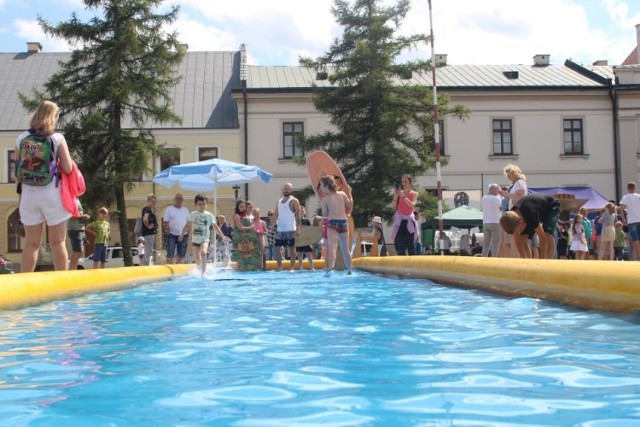 Pływanie na desce, na specjalnym torze było jedną z atrakcji pierwszego spotkania z cyklu "Niedziela na Rynku" w Radomiu.
