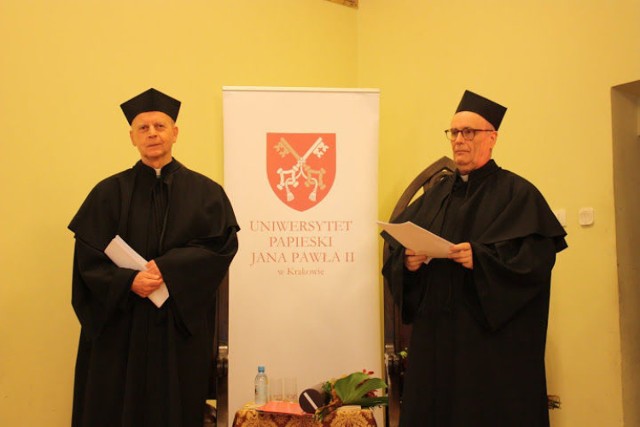 Laureaci tytułu honoris causa po odebraniu dyplomów, od lewej ks. prof. S. Czerwik i ks. prof. H. Fokciński