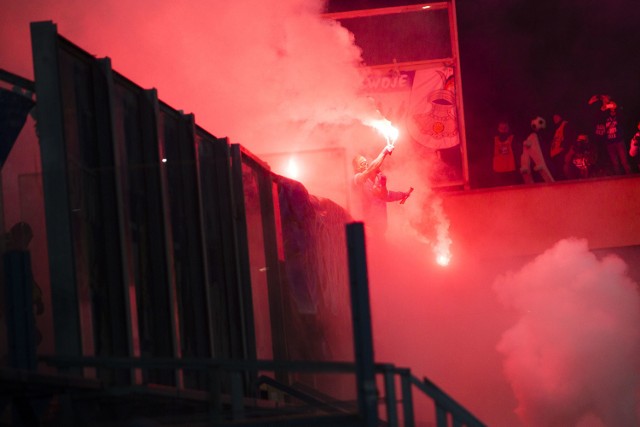 Race odpalili kibice Ruchu Chorzów w drugiej połowie spotkania Wisła - Ruch. Kilkanaście z nich wylądowało na murawie. Spotkanie zakończyło się wynikiem 0:0.