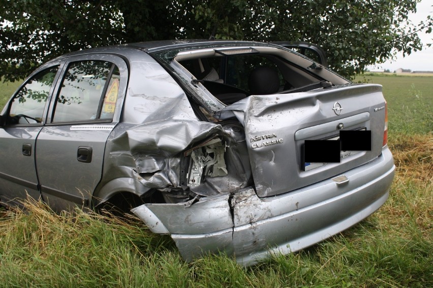 Wypadek w Samszycach. W wyniku zderzenia urwało koło od opla [zdjęcia]