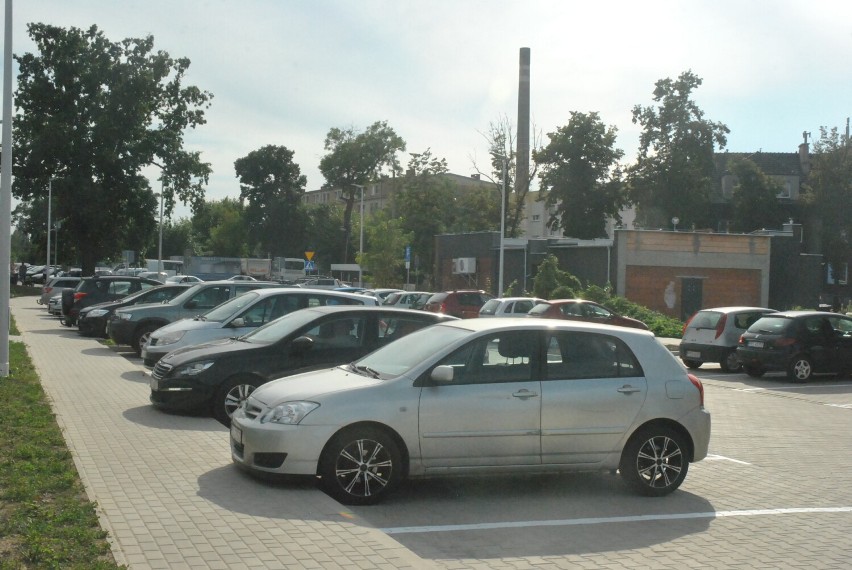 KOŚCIAN. Parking przy dworcu PKP jest otwarty. Znalazło się tam miejsce na sto aut oraz 300 rowerów. Kierowcy długo na to czekali [ZDJĘCIA]