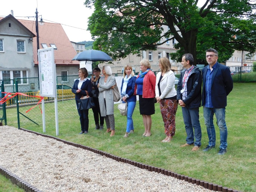 W Miejskiej Szkole Podstawowej w Szczawnie-Zdroju otwarto przyszkolny ogródek meteorologiczny.