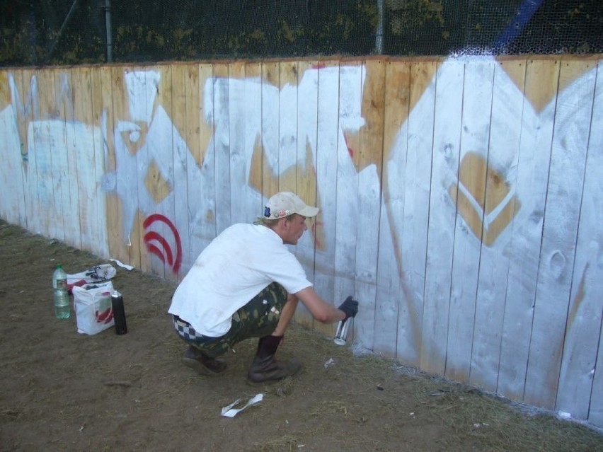 Anarchista z Niemiec maluje graffiti na dużej scenie. Fot...