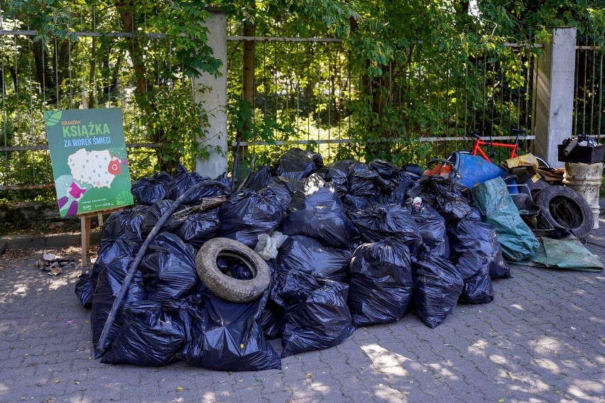 Kraków. Sprzątali teren dawnego pasa startowego w Czyżynach. Góra śmieci!