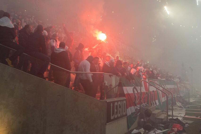 Legia Warszawa - Górnik Zabrze 1:0. Zadymiony mecz i awans...