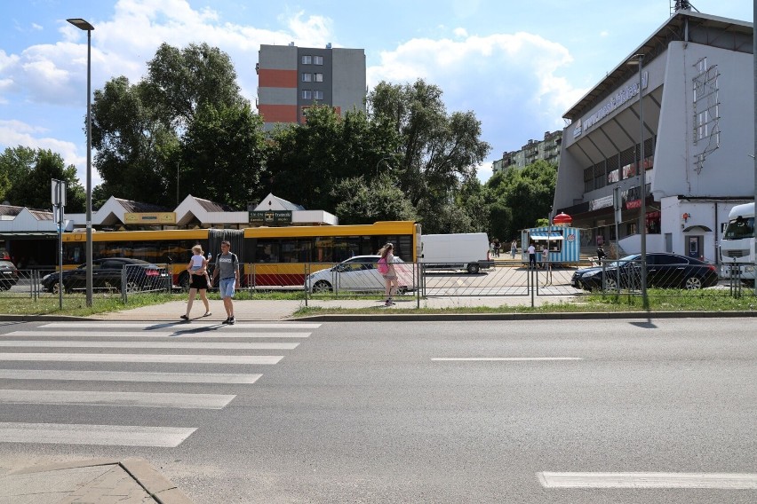 Bulwersujące progi zwalniające na ulicy Żytniej w Kielcach. Mają chronić pieszych na zakorkowanej ulicy 