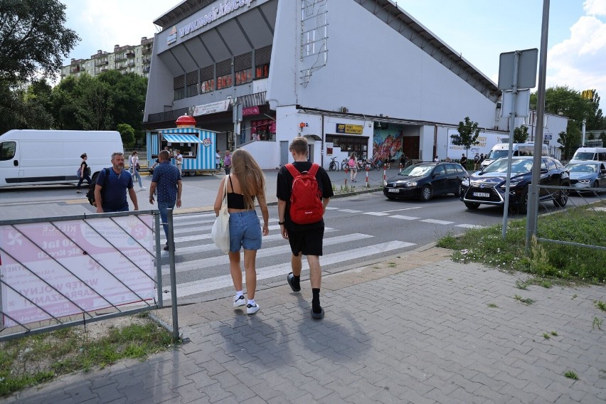 Bulwersujące progi zwalniające na ulicy Żytniej w Kielcach. Mają chronić pieszych na zakorkowanej ulicy 