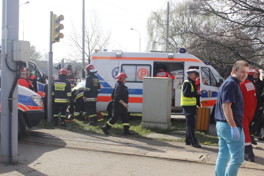 Wypadek na skrzyżowaniu ul. Limanowskiego i Włókniarzy w Łodzi. Zderzyły się tramwaje [ZDJĘCIA]