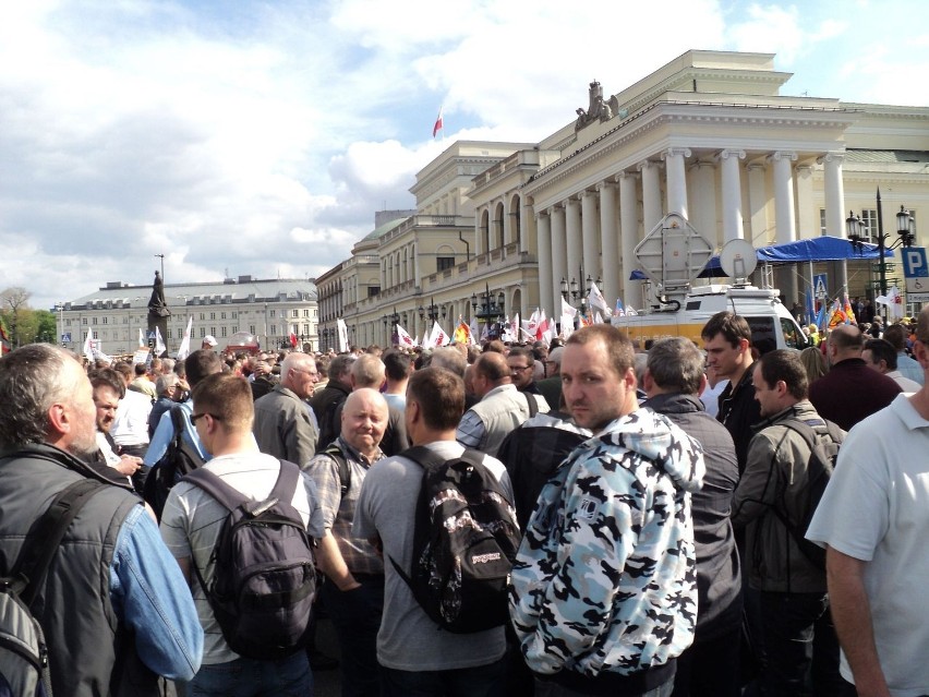 Na pl. Bankowy przybyĹo kilkaset osób. Nie zabrakĹo teĹź...