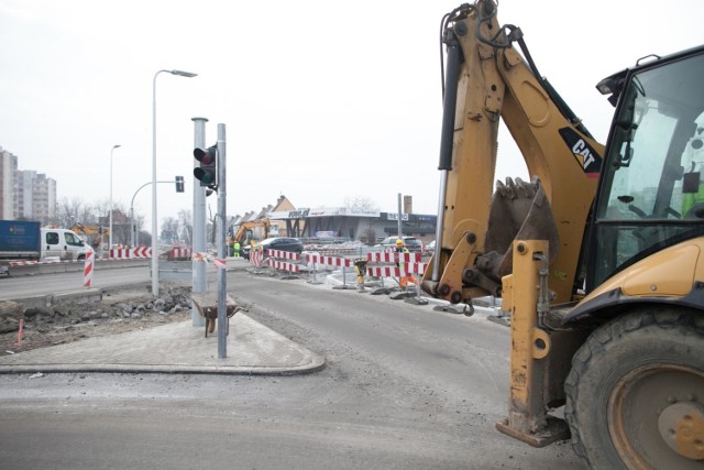 Przebudowa skrzyżowanie ul. Koszyka i Prószkowskiej powinna być skończona. Na razie prace wciąż trwają.