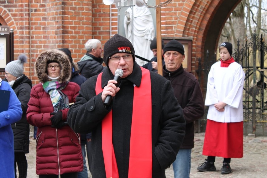 150 osób wzięło udział w drodze krzyżowej zorganizowanej przez parafię w Sowinie