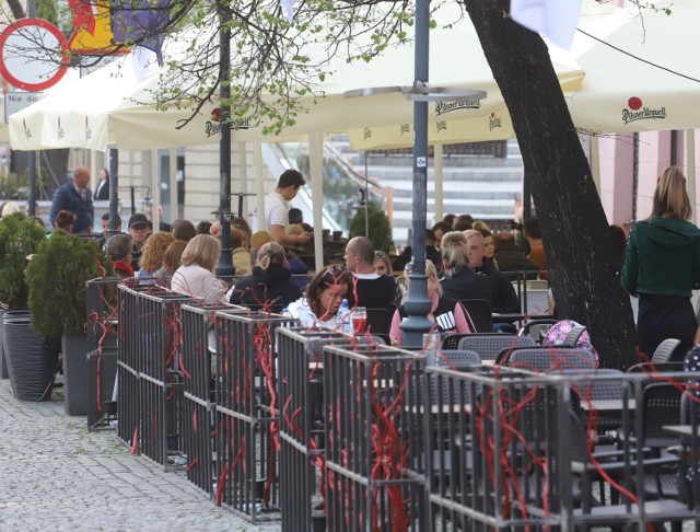 Słoneczna pogoda w długi majowy weekend sprawiła, że ogródki przy lokalach w centrum miasta  wypełniły się ludźmi.  Ulica Żeromskiego ożyła. Odpoczynek w cieniu parasoli dobre ciacho, kawa lub dla ochłody zimny napój pozwala się odstresować i wypocząć od codziennych obowiązków. Wysoka temperatura, pobudza apetyt na lody. Po zimny przysmak w lodziarniach na radomskim deptaku ustawiały się kolejki.
>