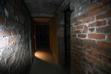 Tajemniczy schron w Śródmieściu Warszawy. Podwójne piwnice, właz i kręte korytarze. Czy pod spodem jest tunel na Pragę? 