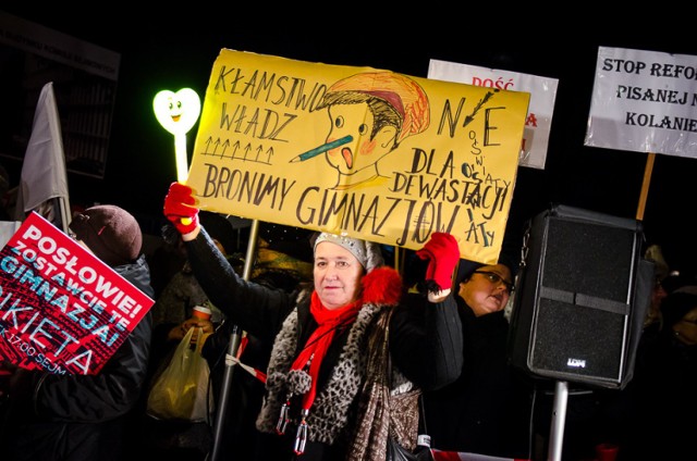 Protest nauczycieli, Warszawa. Pod sejmem: "Nie" dla chaosu w szkołach [ZDJĘCIA]