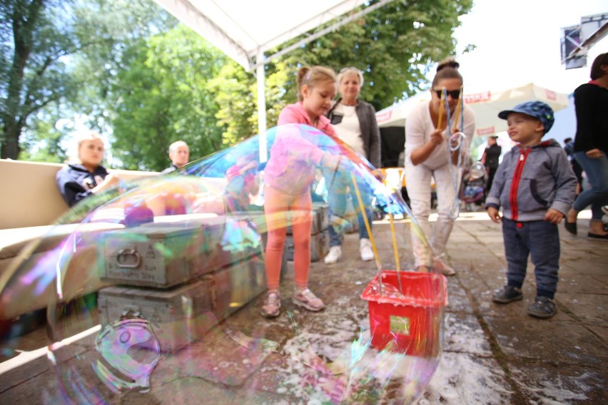 Festiwal baniek mydlanych w Warszawie. Zachwyceni byli nie tylko najmłodsi [ZDJĘCIA]