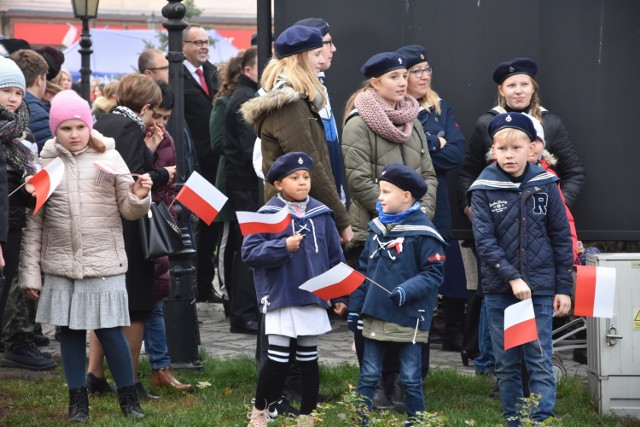 Uroczystości patriotyczne w Nakle rozpoczęła msza św. za Ojczyznę w kościele pw. św. Stanisława, której przewodniczył ks. prob. Tadeusz Michalak. Po nabożeństwie w asyście kompanii honorowej 1 batalionu logistycznego „Ziemi nakielskiej” i przy dźwiękach orkiestry dętej OSP nakielanie przeszli na rynek, by wspólnie świętować.

 

Krajobraz po wyborczej bitwie - zobacz program "Mam Pytanie".

