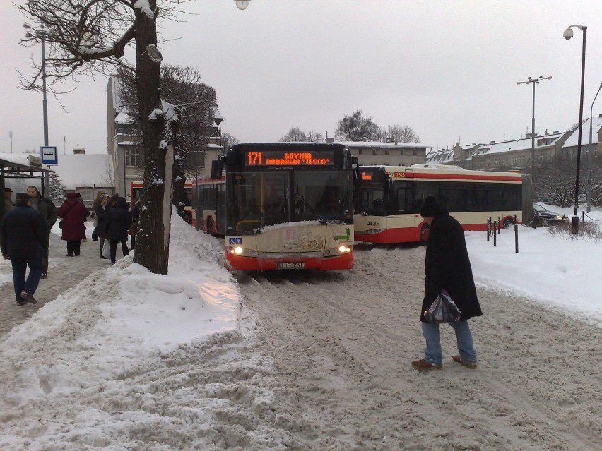 3 autobusy zablokowane przy pętli w Oliwie