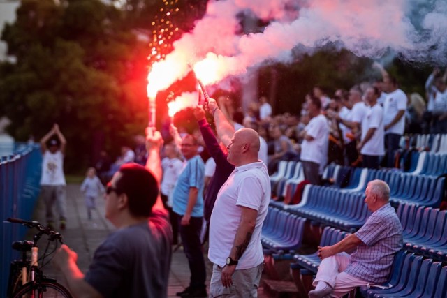 Piłkarki Kobiecego Klubu Piłkarskiego Bydgoszcz wygrały mecz za sześć punktów!
W spotkaniu na szczycie liderki I ligi (grupa północna) podejmowały wiceliderki, Stomilanki Olsztyn. I po bardzo emocjonującym przebiegu podopieczne Adama Górala wygrały 2:1 (0:0).

Po ostatnim gwizdku i wspólnych chwilach radości z zawodniczkami, szkoleniowiec KKP Bydgoszcz powiedział nam krótko: "To dziewczyny wygrały ten mecz, to one wywalczyły awans, o przepraszam, wywalczą ten awans. Nie jestem w stanie teraz normalnie rozmawiać" - mówił wzruszony Adam Góral. 

Na trzy kolejki przed końcem rozgrywek bydgoszczanki odskoczyły od rywalek na 7 punktów!

Z naszych obliczeń wynika, że bydgoskim piłkarkom do awansu wystarczy zdobycie 2 punktów. 

W bezpośrednich spotkaniach lepszy KKP Bydgoszcz - 2:3 na wyjeździe, a więc "punktuje" drugi gol zdobyty w Olsztynie. Z trzecim zespołem, UKS SMS II Łódź, który też ma na koncie 42 pkt, bydgoski zespół też ma lepszy bilans bezpośrednich meczów - 3:0 u siebie i 2:2 na wyjeździe).

W następnej kolejce KKP zagra w Gdańsku z Akademią Piłkarską Lechia - w niedzielę o godz. 14.00.

Słoneczne niedzielne popołudnie sprawiło, że na obiekcie przy ul. Słowiańskiej pojawiła się rekordowa liczba kibiców. Organizatorzy przygotowali dla nich wiele atrakcji. Przede wszystkim kiełbaski z grilla, ale były też słodycze. A przed meczem małe zawodniczki KKP i Tęczy Bydgoszcz wyrzuciły kibicom 22 piłek z autografami zawodniczek I zespołu.

Bydgoski zespół dopingowali też zorganizowana grupa kibiców z Zakładu Karnego w Potulicach.

Wśród kibiców na Słowiańskiej był także prezes Zawiszy Bydgoszcz, Krzysztof Bess. Niebiesko-czarni też już praktycznie zapewnili sobie awans z piątej do czwartej ligi. Im akurat brakuje 1 punktu.

Mecz obejrzeli też wiceprezes PZPN i prezes KPZPN Eugeniusz Nowak oraz wiceprezes KPZPN Michał Dołożenko.

KKP Bydgoszcz - Stomilanki Olsztyn 2:1 (0:0).

Bramki: Edyta Sobczyk (47 - strzał z dystansu), Agata Stępień (54 - po dośrodkowaniu z prawej strony Ilony Raczkowskiej) - dla rywalek gol został strzelony w 75 minucie (głową z bliska). 

Czerwona kartka: Paulina Wierzbowska (88, 2 żółte kartki, KKP Bydgoszcz).

ZOBACZ ZDJĘCIA Z MECZU NA SŁOWIAŃSKIEJ I RADOŚĆ PIŁKAREK KKP >>>>>



Co zabija Polaków?

