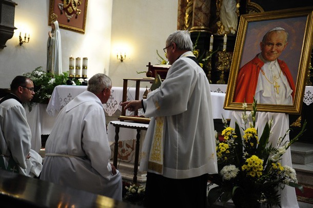 Oleśnica: Wierni przywitali relikwie Jana Pawła II
