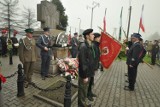 3 maja Jastrzębie: Jastrzębianie złożyli wiązanki kwiatów pod pomnikiem w Bziu. FOTO