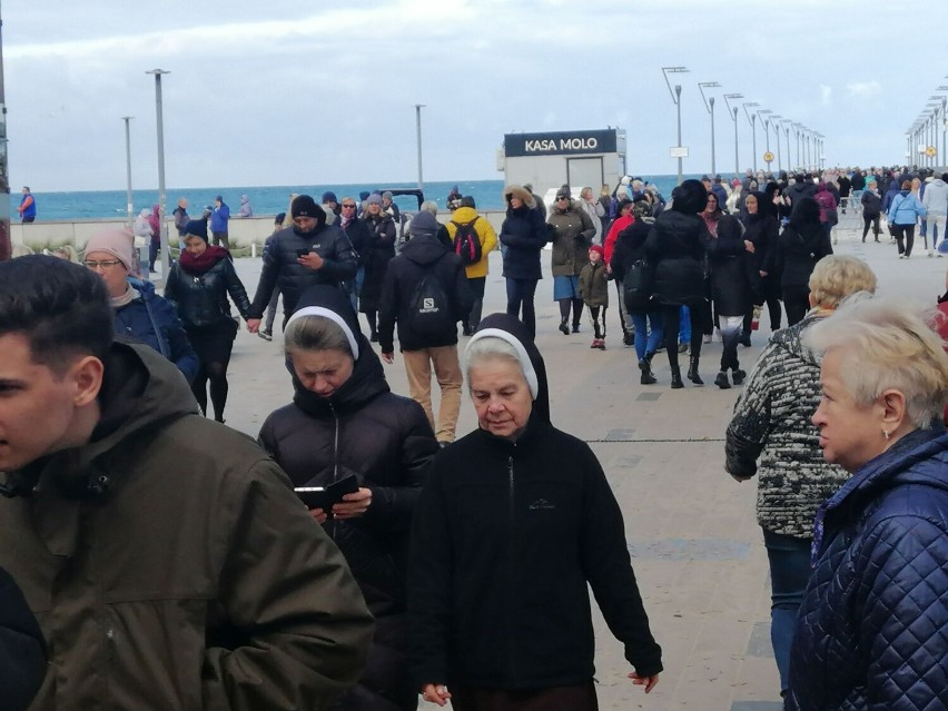 W Kołobrzegu dalej tłumy. Tysiące spacerowiczów na plaży i promenadzie