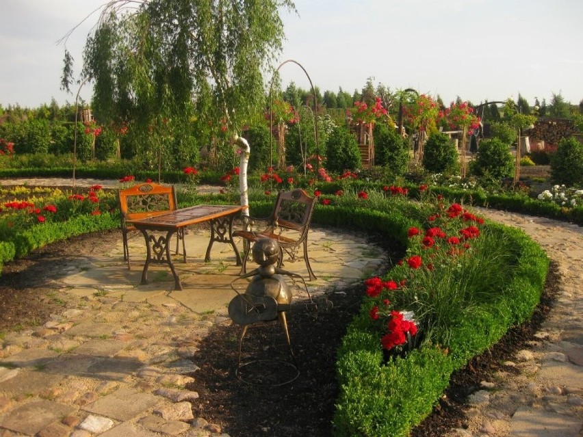 W ogrodach w Starym Dworze można pospacerować i odpocząć.