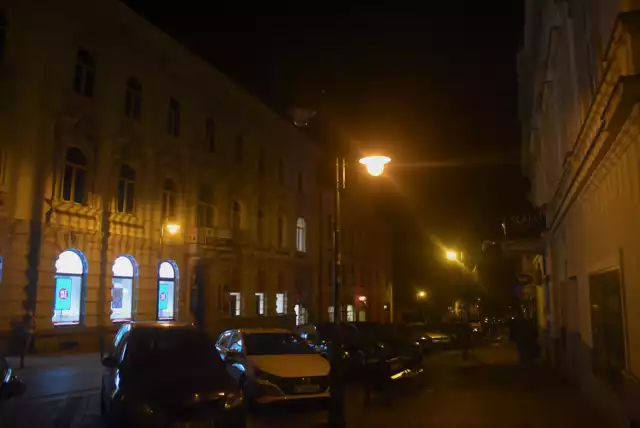 Od prawie dwóch miesięcy wyłączona jest część latarni oświetlenia ulicznego i na niektórych ulicach w Tarnowie jest przez to ciemniej