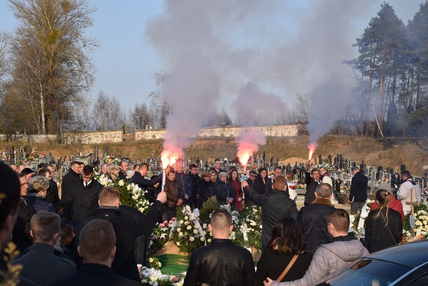 Pogrzeb motocyklisty z Sokółki. Studenta Politechniki żegnano przy rykach silników i zapalonych racach (zdjęcia) 