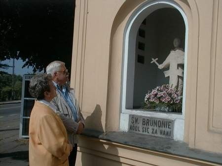 Na Placu Św. Brunona znajduje się poświęcona temu świętemu kapliczka, przy niej często zatrzymują się Eugenia i Jan Wróblowie.