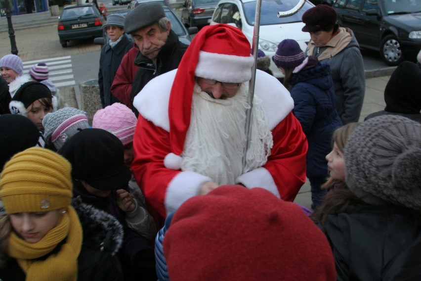Puławy: Mikołaj rozdał słodycze i odpalił iluminację (foto)