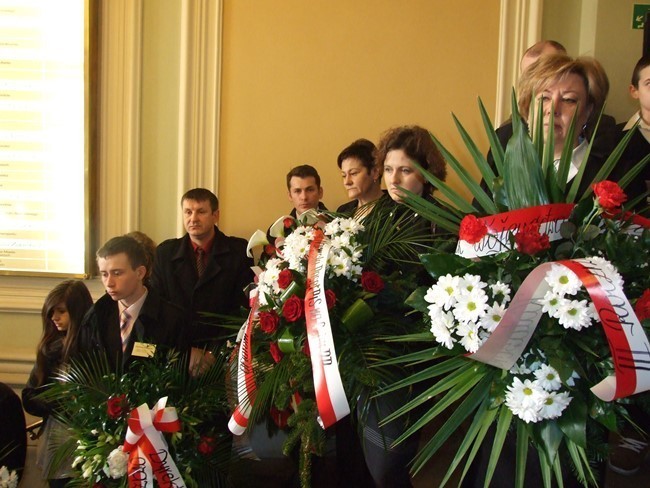 Katastrofa w Smoleńsku: hołd dla ofiar [ZDJĘCIA]