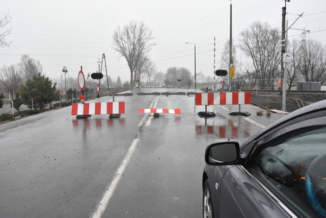 Przejazd kolejowy na ulicy Legnickiej jest nadal zamknięty.