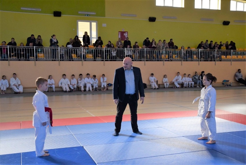 Do zmagań w judo w Gałczewie przystąpiło około 40 zawodników...