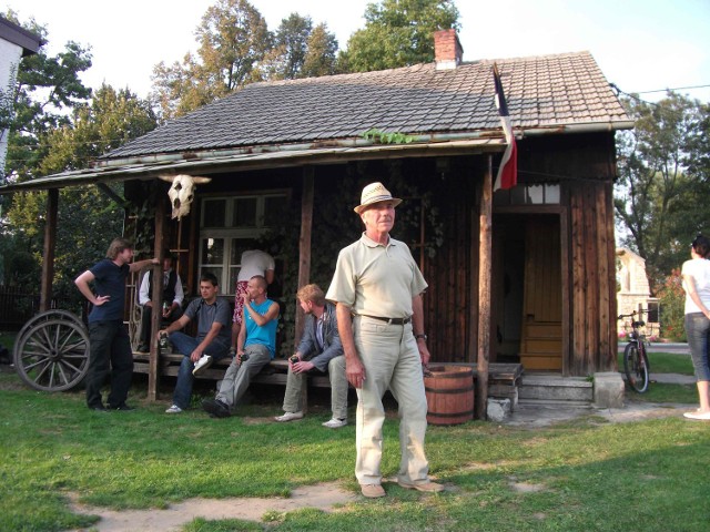 Jan Czarnynoga przed swoim rodzinnym domem na bojszowskim Dworzysku, który teraz gra w filmach