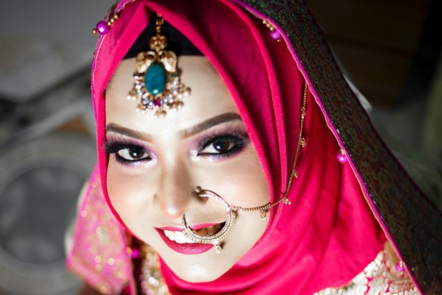 Panny młode z wielu zakątków świata zachwycają swoimi kolorowymi, bogato zdobionymi strojami i złoconymi ozdobami na głowy.