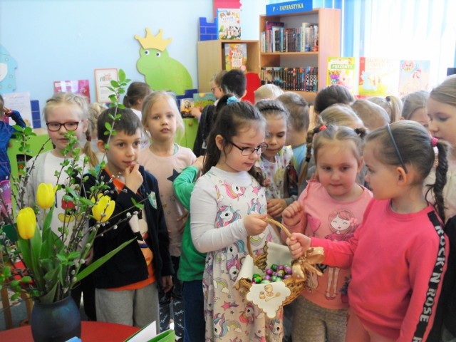 Np.  biblioteka przy ul. Bartkowskiego w Nakle zaprosiła dzieci na „Wielkanocny zawrót głowy”.