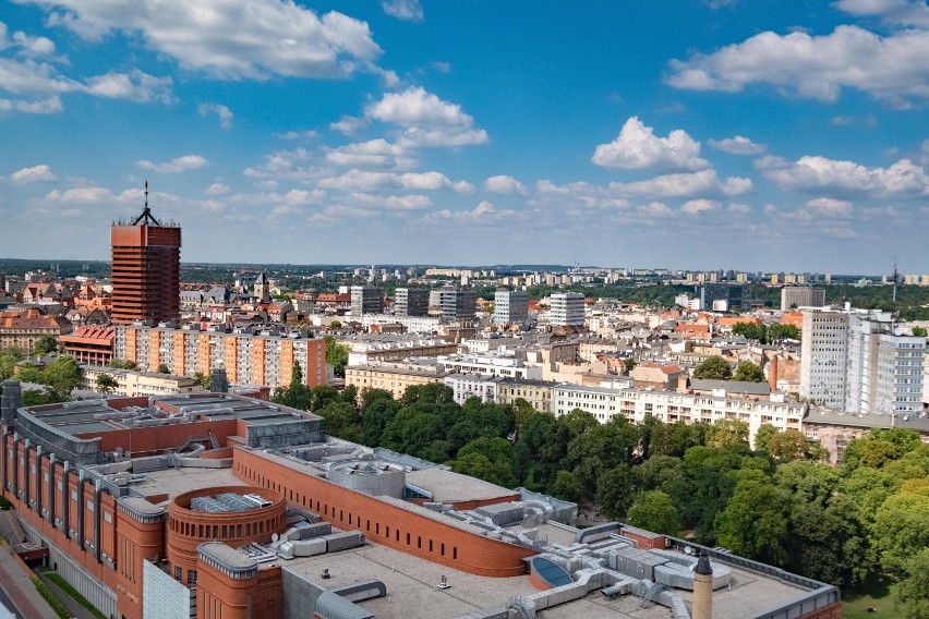 W tle Collegium Altum w Poznaniu – budynek Uniwersytetu...