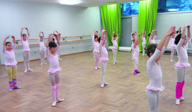 W wyremontowanych i profesjonalnie  przystosowanych salach (z lustrami i drążkami) odbywają się baletowe zajęcia dla najmłodszych