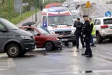 Wypadek na ulicy Piłsudskiego w Legnicy, jedna osoba poszkodowana, zdjęcia