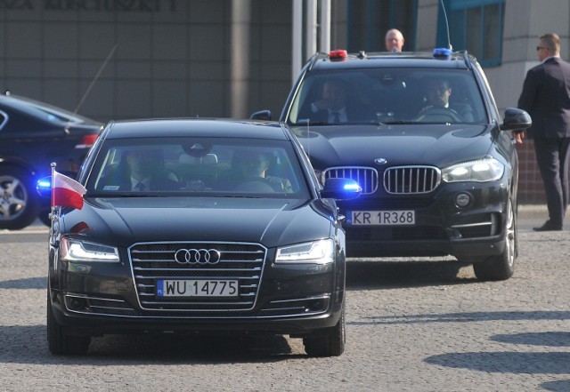 W ostatnich dniach prezydent Andrzej Duda jest częstym gościem w Lubuskiem. Sprawdziliśmy, jakim samochodem po naszym województwie podróżuje głowa państwa. Przyjrzeliśmy się też samochodom, używanym przez Służbę Ochrony Państwa, której funkcjonariusze nie odstępują prezydenta nawet na krok.

Prezydent Andrzej Duda 1 kwietnia do Gorzowa Wlkp. i 8 kwietnia do Słubic i Sulęcina przyjechał Audi A8L. Ten najwyższy model limuzyny ze stajni niemieckiego koncernu kosztuje blisko pół miliona złotych. Samochód wyposażony jest m. in. w system multimedialny z telewizją i odtwarzaczem DVD, lodówkę na napoje, skórzaną tapicerkę na przednich, wentylowanych fotelach oraz tylnej kanapie. Dodatkowo samochód ma napęd na wszystkie cztery koła oraz 4-litrowy silnik o mocy 435 koni mechanicznych. 

Służba Ochrony Państwa, która zawsze eskortuje prezydencką limuzynę, poruszała się pojazdami marki bmw. 

Samochody ochrony zawsze poruszają przed oraz za prezydencką limuzyną. Po dowiezieniu głowy państwa na miejsce kierowca limuzyny zawsze ustawia ją w taki sposób, żeby była zwrócona w stronę wyjazdu z miejsca wydarzenia. Przy wsiadaniu i wysiadaniu z samochodu Andrzejowi Dudzie zawsze towarzyszą funkcjonariusze Służby Ochrony Państwa, którzy baczenie obserwują otoczenie.

Przeczytaj też:  Prezydent Andrzej Duda z wizytą w Słubicach. Głowa państwa spotka się z mieszkańcami

Prezydent Andrzej Duda w Słubicach


