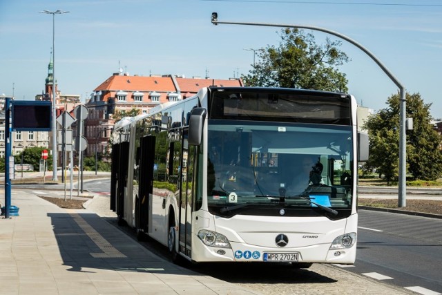 Pojazdów elektrycznych i hybrydowych, w tym miejskich autobusów, będzie przybywać. Miasto rozpoczyna realizację planu budowy stacji ładowania samochodów.