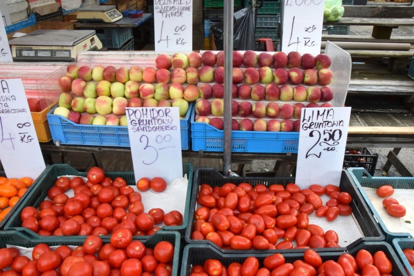 Pomidory w cenie od 2,50 do 3 złotych za kilogram.