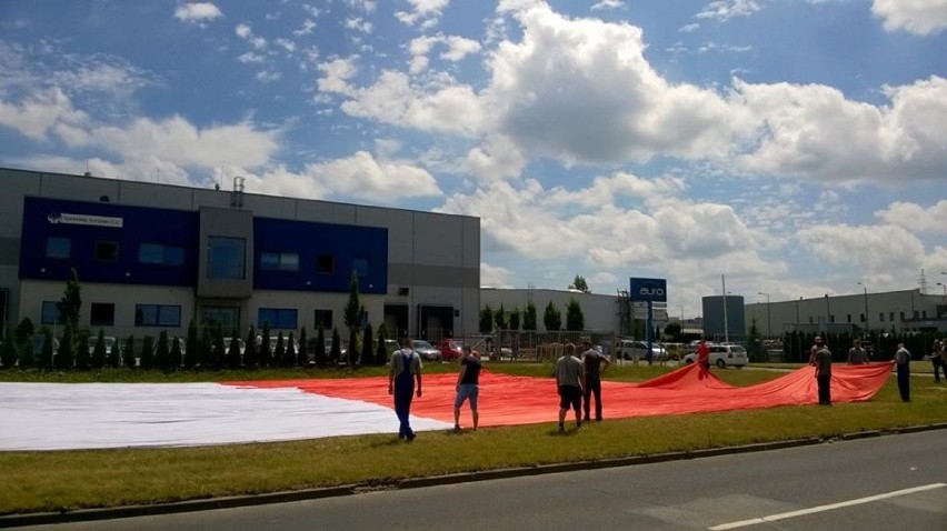 Gigantyczna flaga Polski z Gliwic jedzie na mecz Polska-Portugalia [ZDJĘCIA]