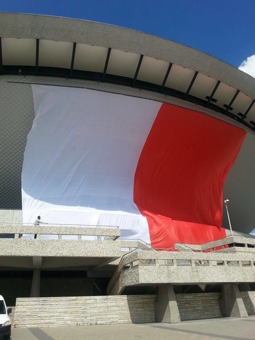 Gigantyczna flaga Polski z Gliwic jedzie na mecz Polska-Portugalia [ZDJĘCIA]